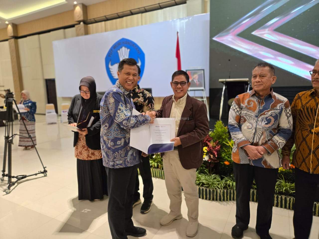 Universitas PGRI Silampari Raih Penghargaan Apresiasi Kinerja PTS dalam Kategori Kegiatan Dosen di Luar Kampus